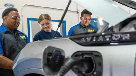 Nascar-Ford-technicians-EV-repair-maintenance-1400