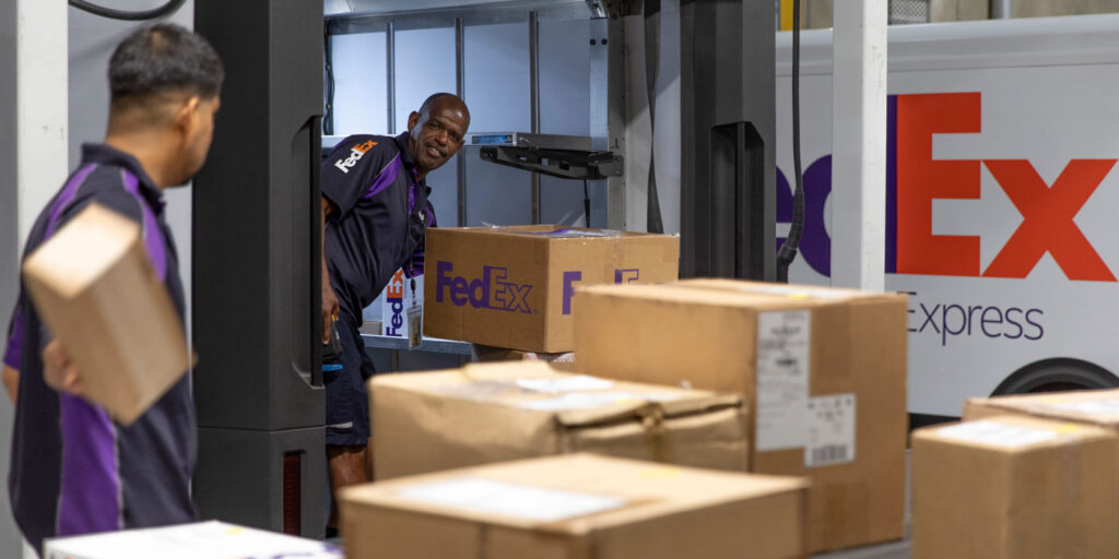 BrightDrop-Produces-Electric-Delivery-Vans-FedEx-Package-1400