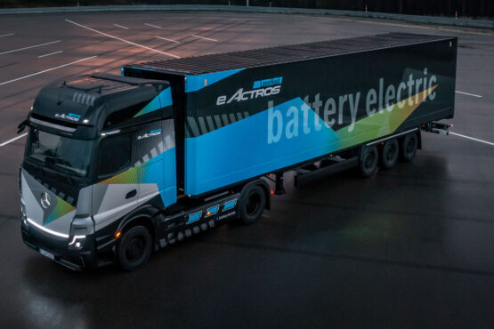 Mercedes-Benz-Trucks-eActros-LongHaul-electric-night-1400